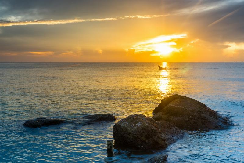 Toàn cảnh bãi biển Trà Cổ dài và rộng lớn ở Quảng Ninh, điểm cực Đông Bắc Việt Nam, mang vẻ đẹp hoang sơ và yên bình khi du lịch biển miền Bắc.